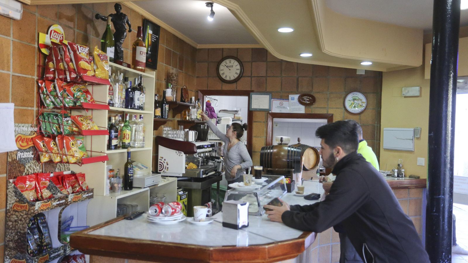 El bar Arriba y Abajo, verdadero centro social y neurálgico de Totalán. El bar Arriba y Abajo, verdadero centro social y neurálgico de Totalán.