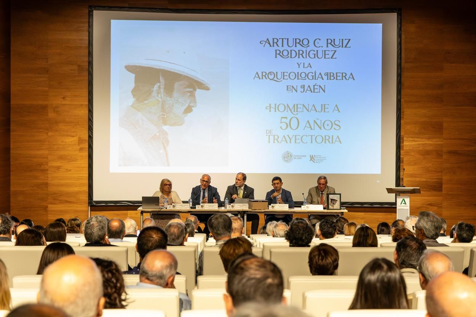 Asi ha sido el homenaje a Arturo Ruiz.