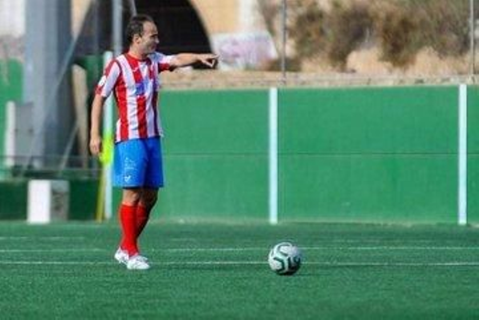 El mojonero, con el Poli Almería.