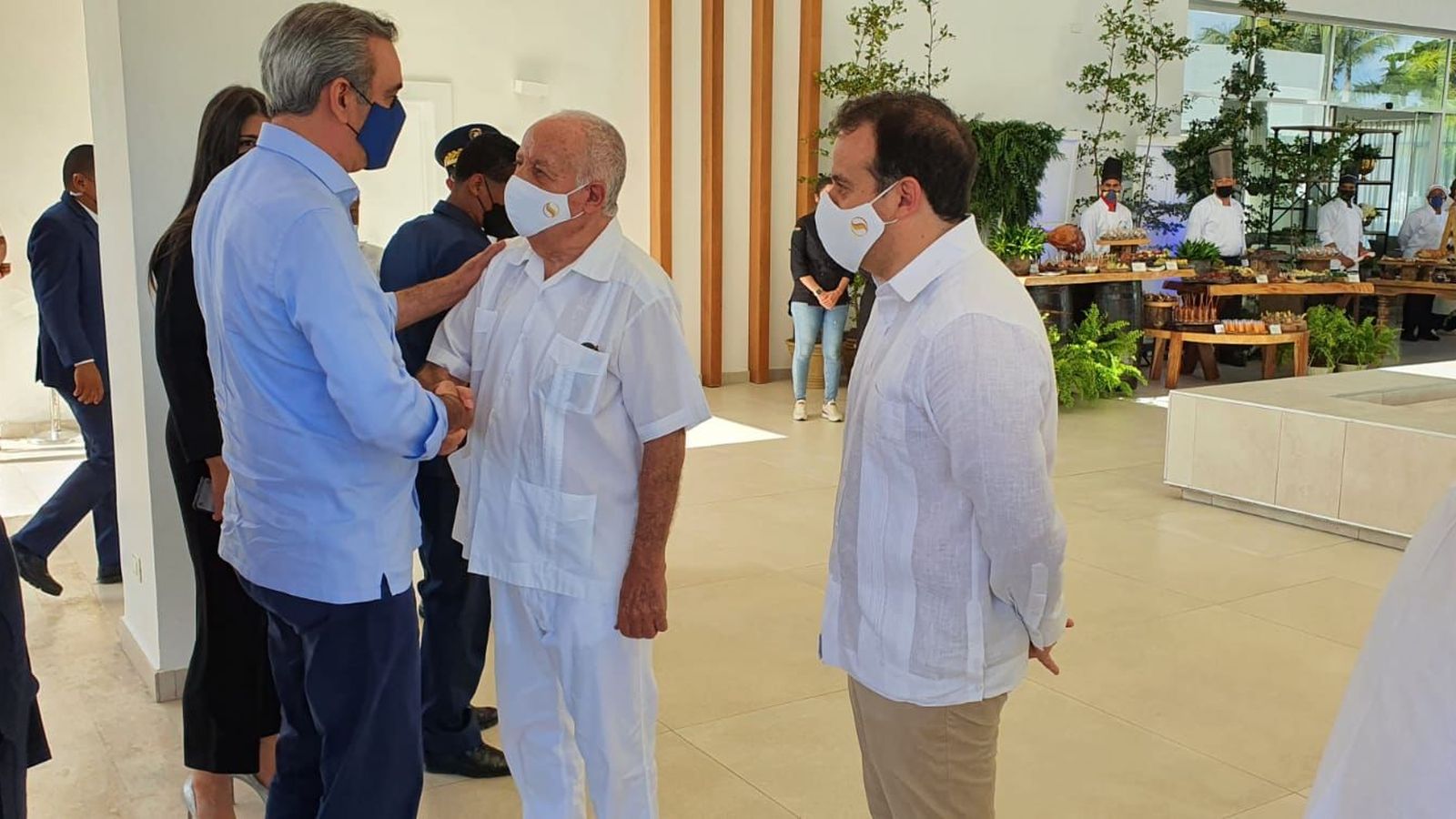 José María Rossell Recasens saluda al presidente de República Dominicana a su llegada al resort.
