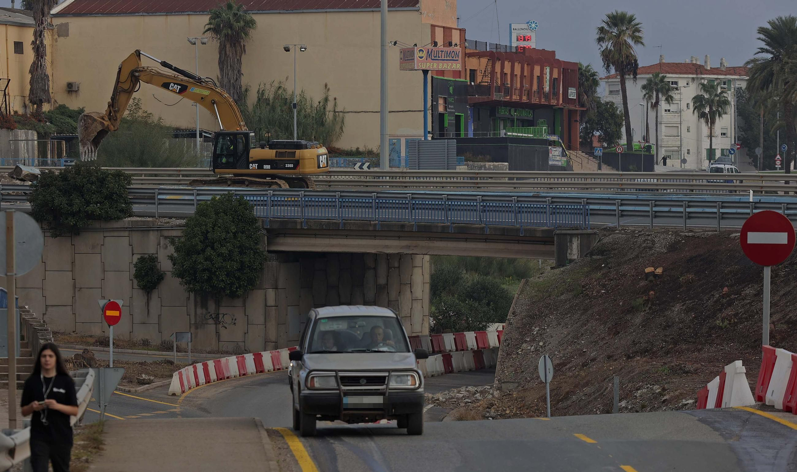 El inicio del derribo del puente de Los Pastores de Algeciras, en imágenes