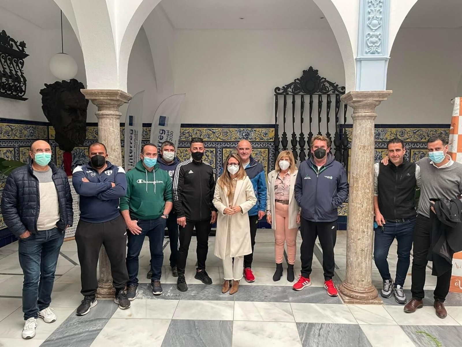 La alcaldesa ayamontina, con representantes del sector pesquero.