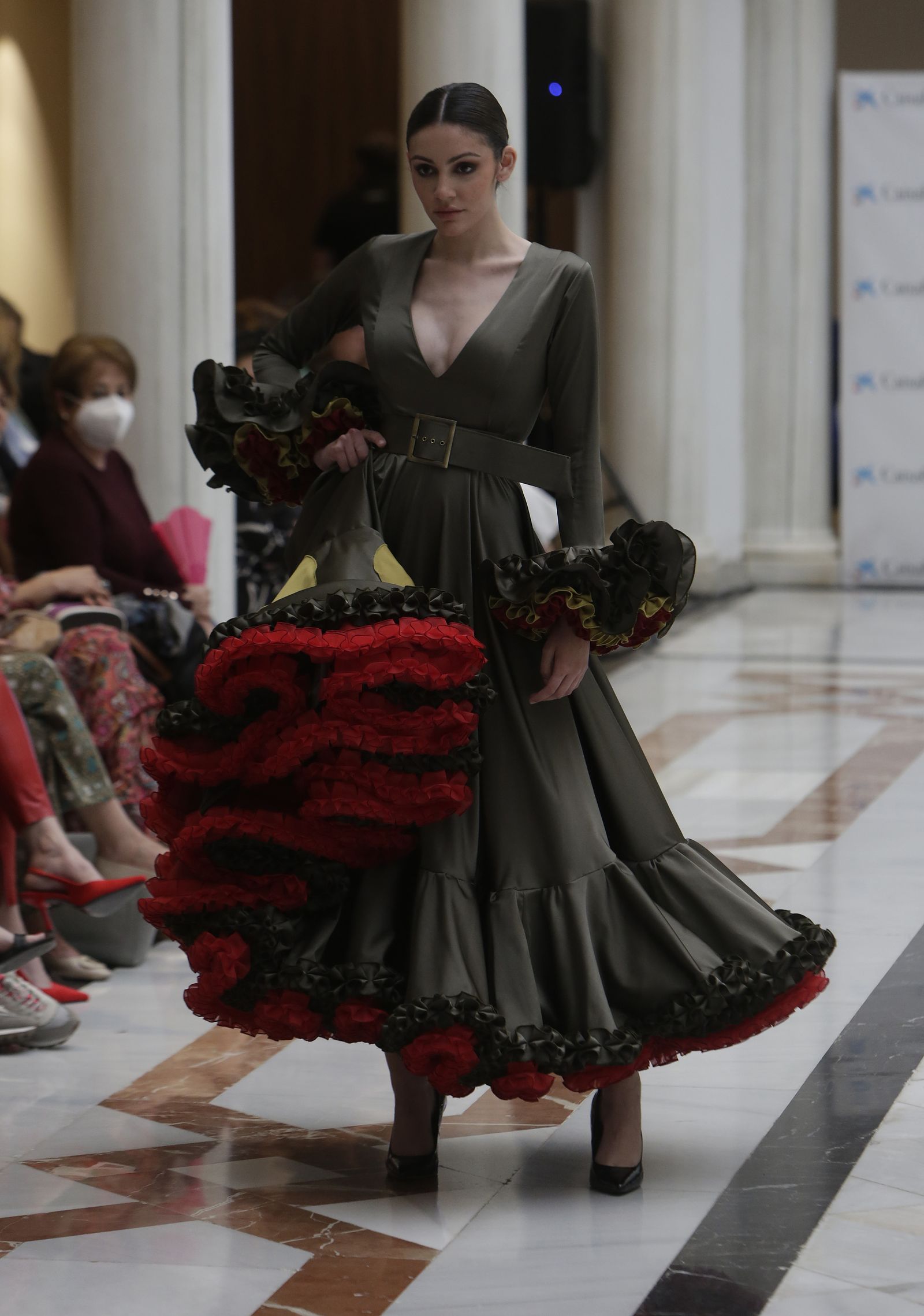 Desfile moda flamenca en las vísperas de la Feria de Abril CaixaBank