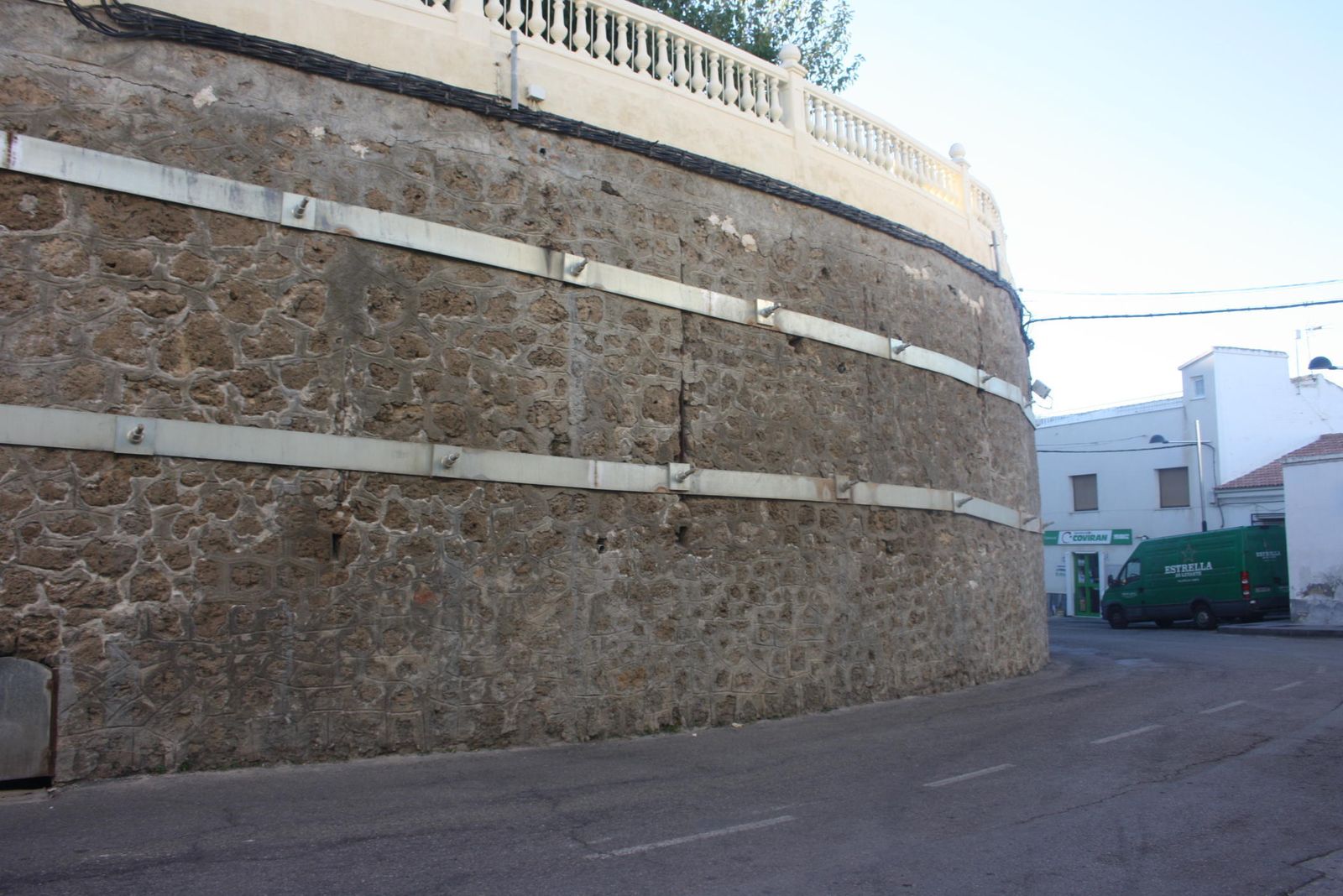 El muro de contención de la Plaza Nueva recibirá un innovador 'lavado de cara' en breve.