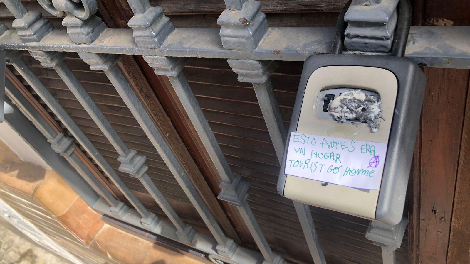 Otra de las cajetillas vandalizadas la madrugada de este jueves.