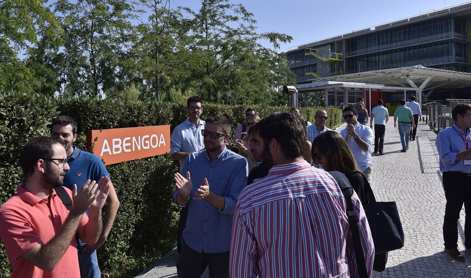 Trabajadores ante la sede de Abengoa, en Sevilla.