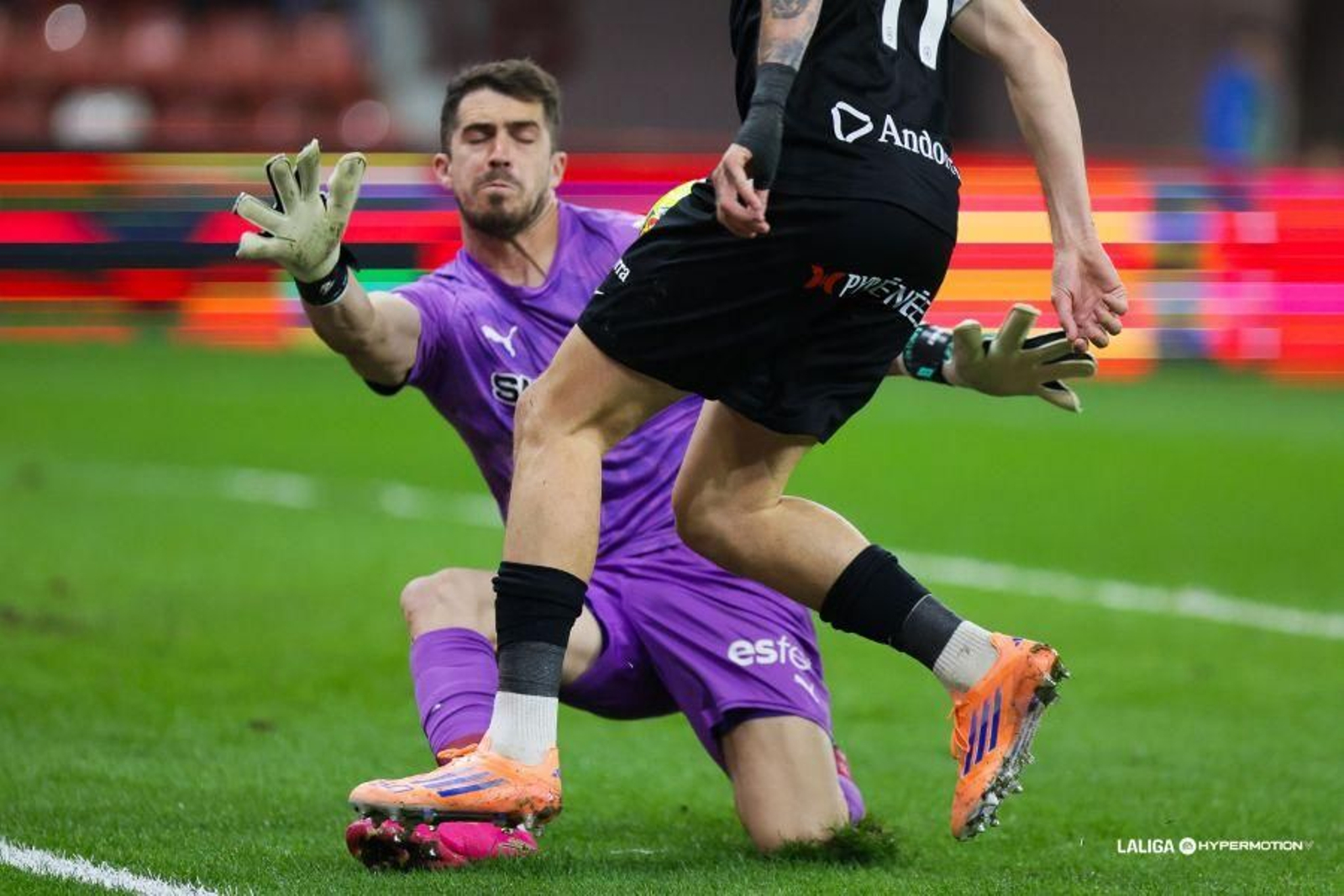 Rubén Yáñez interviniendo en una jugada del partido ante el Andorra.
