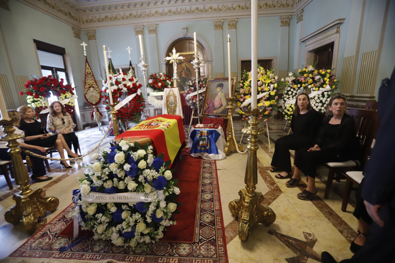 Imágenes de la capilla ardiente de Miguel Báez Espuny 'Litri' en la mañana del viernes