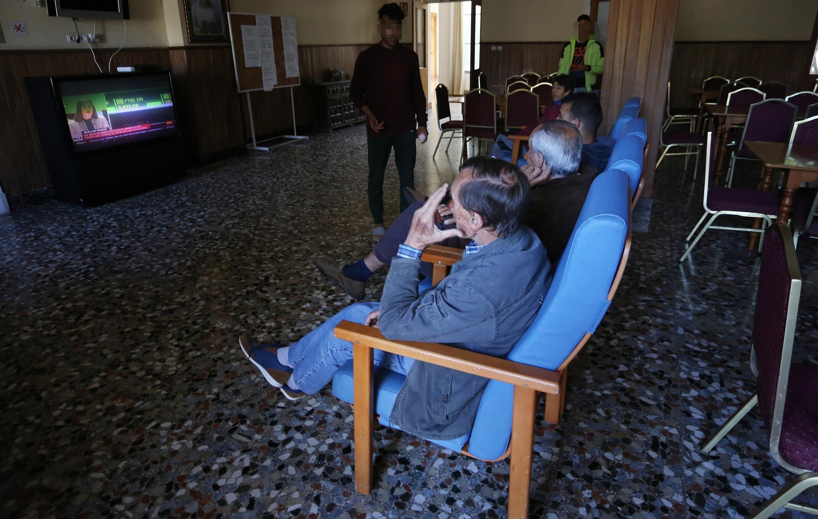 Usuarios de Hogar San Juan ven la tele este martes en una de las estancias. Usuarios de Hogar San Juan ven la tele este martes en una de las estancias.