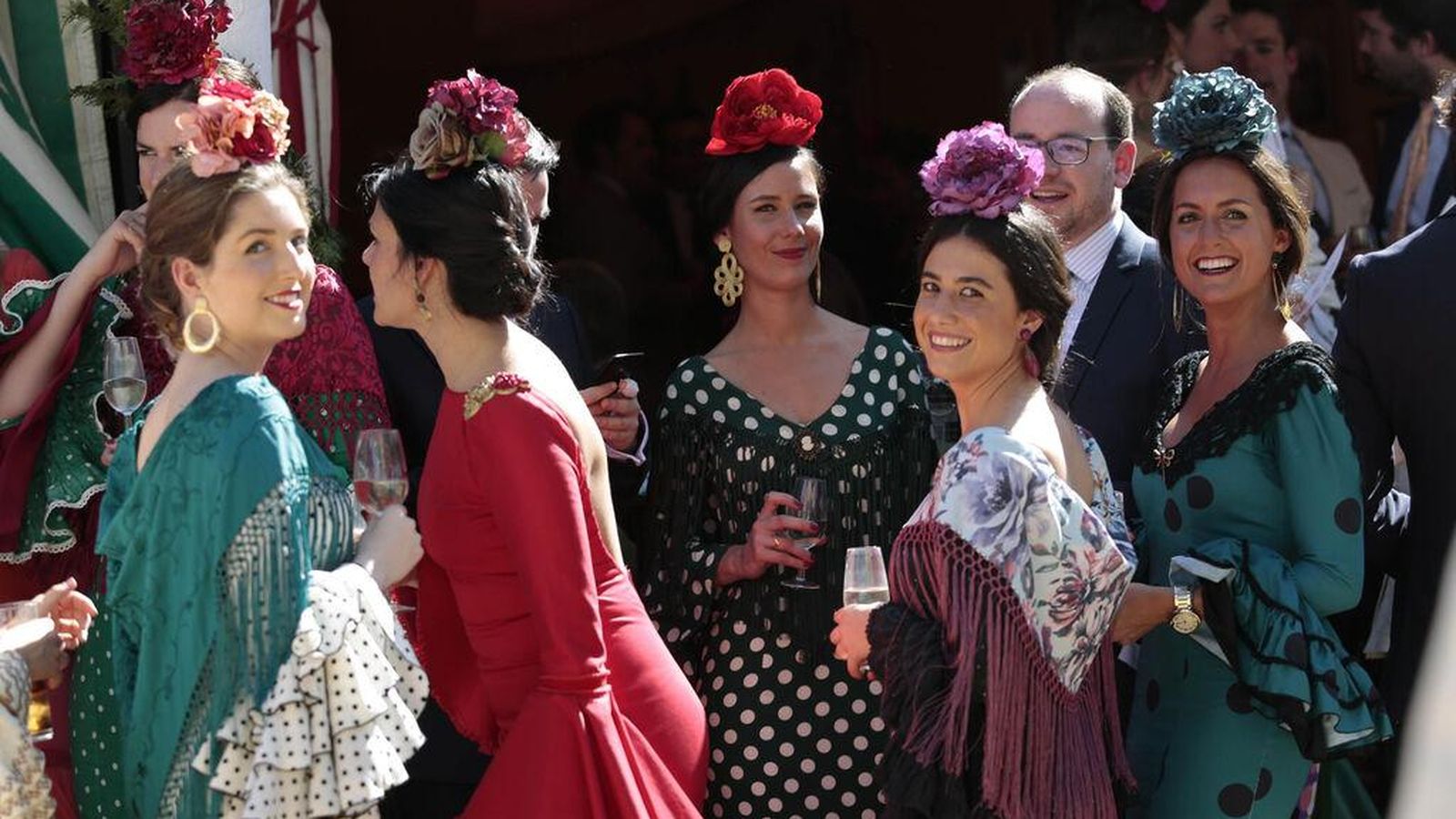 Un grupo de jóvenes vestidas de flamenca en la Feria de Abril.