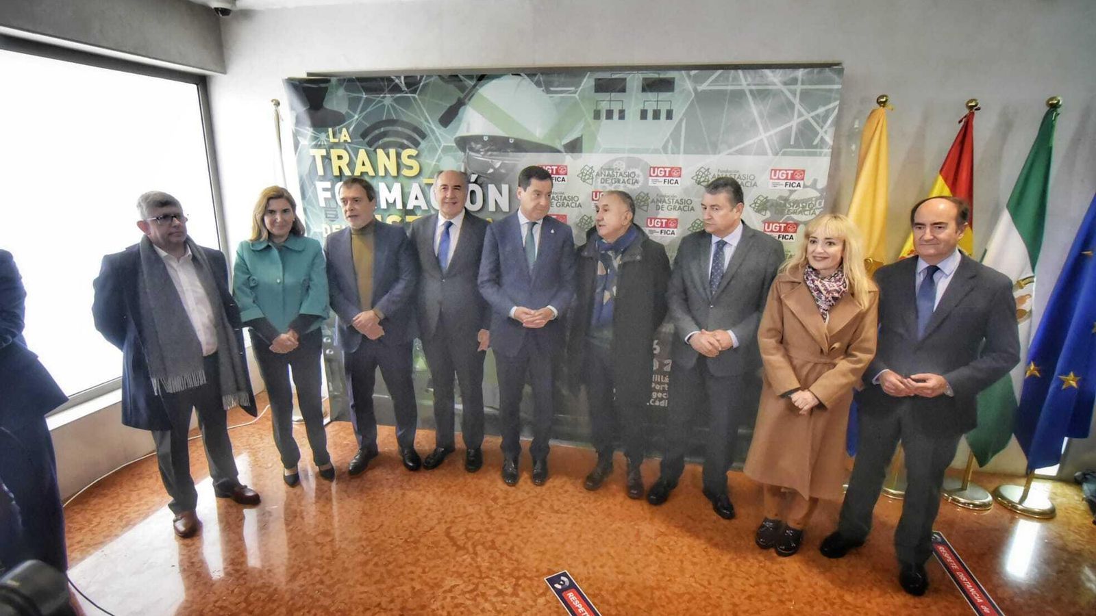 Los representantes de la UGT y las autoridades, antes de iniciarse el seminario.