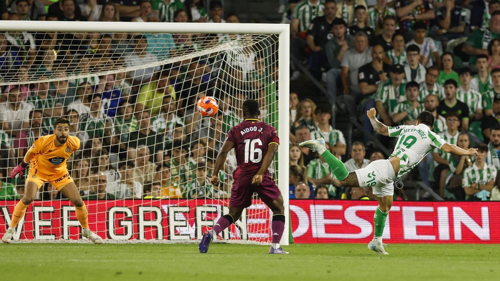 El Cucho Hernández remata de cabeza, con un gran movimiento en el 2-1.