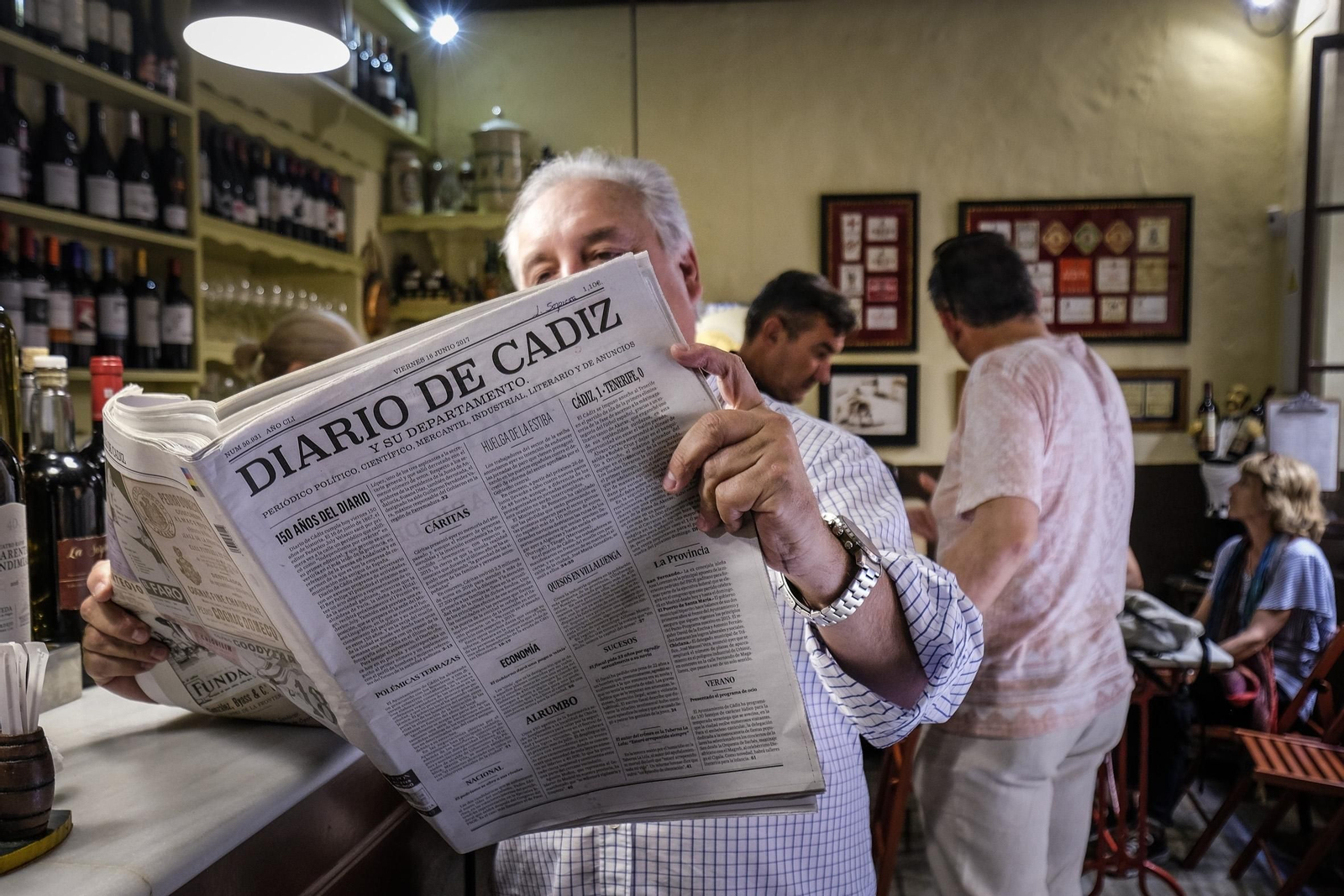 Un lector ojea la edición conmemorativa que Diario de Cádiz lanzó para celebrar su 150 aniversario.