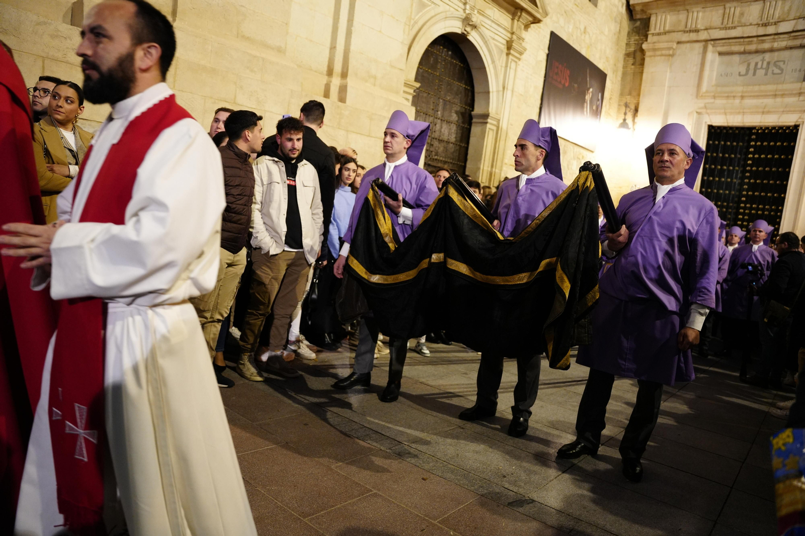 Viernes Santo en Lucena: Emoción ante el paso del Santo Entierro Viernes Santo en Lucena: Emoción ante el paso del Santo Entierro