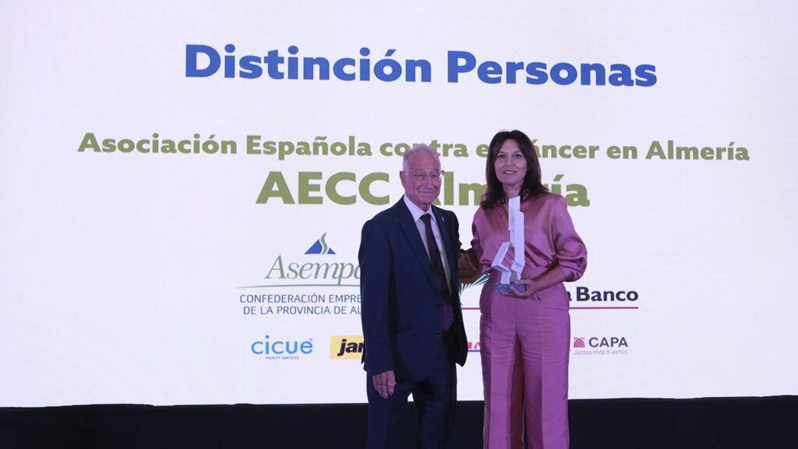 Entrega del premio a la AECC.
