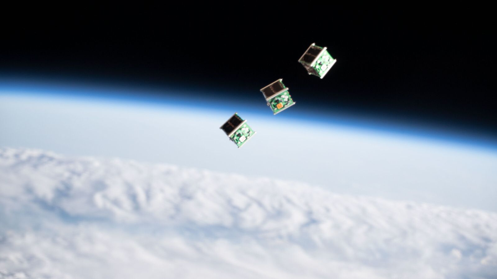 Un CubeSat es un satélite diseñado para orbitar alrededor de la Tierra