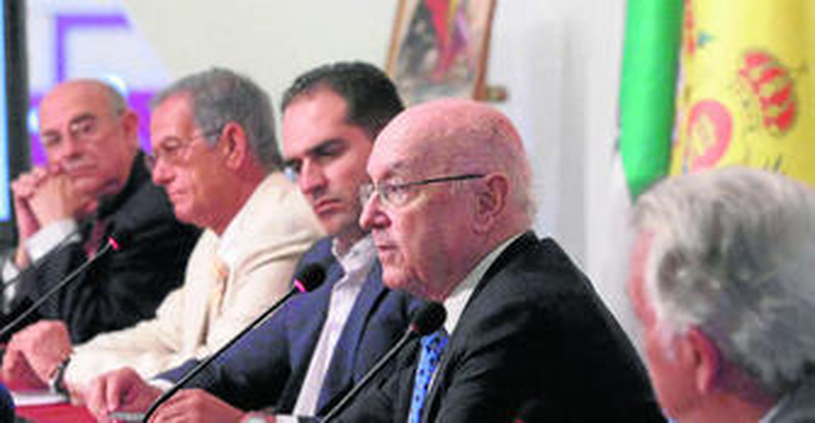 De izquierda a derecha: José Antonio del Moral, Ernesto Delgado, José Manuel Laza, Manuel Clavero Arévalo y Crescencio Torés.