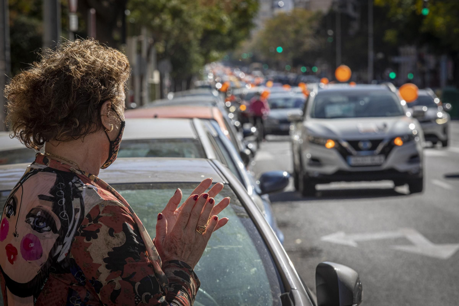 Imágenes de la caravana de coches en Cádiz contra la Ley Celaá