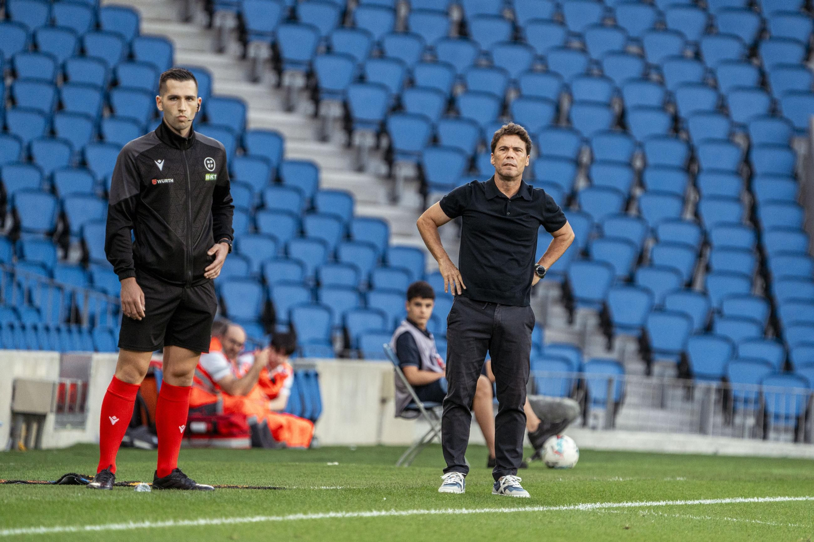 Rubi observa desde la banda el juego de su equipo durante el encuentro que enfrentó a los rojiblancos con la Real Sociedad B.