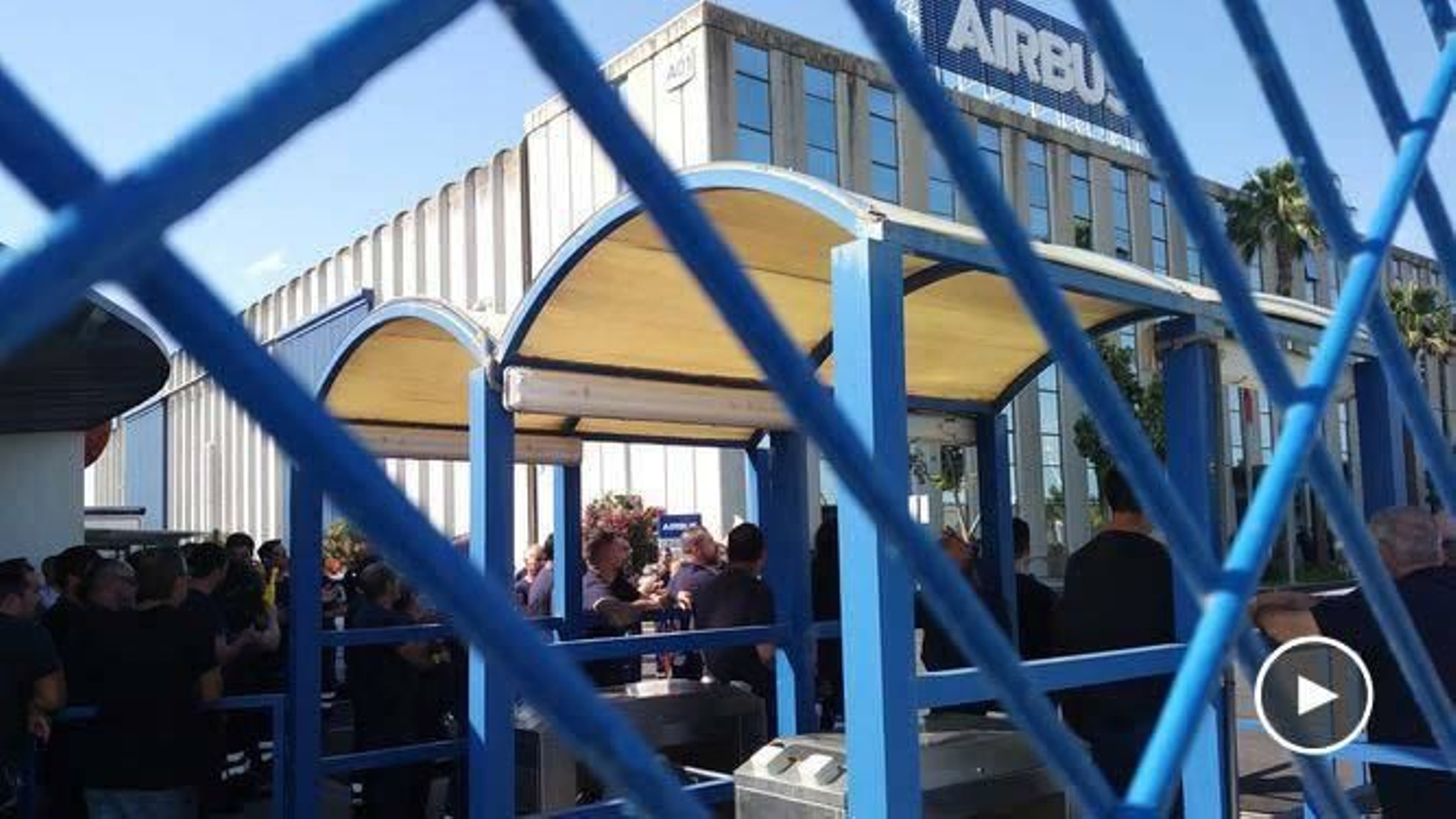 Parte de la plantilla, en la puerta de Airbus Puerto Real esta mañana.
