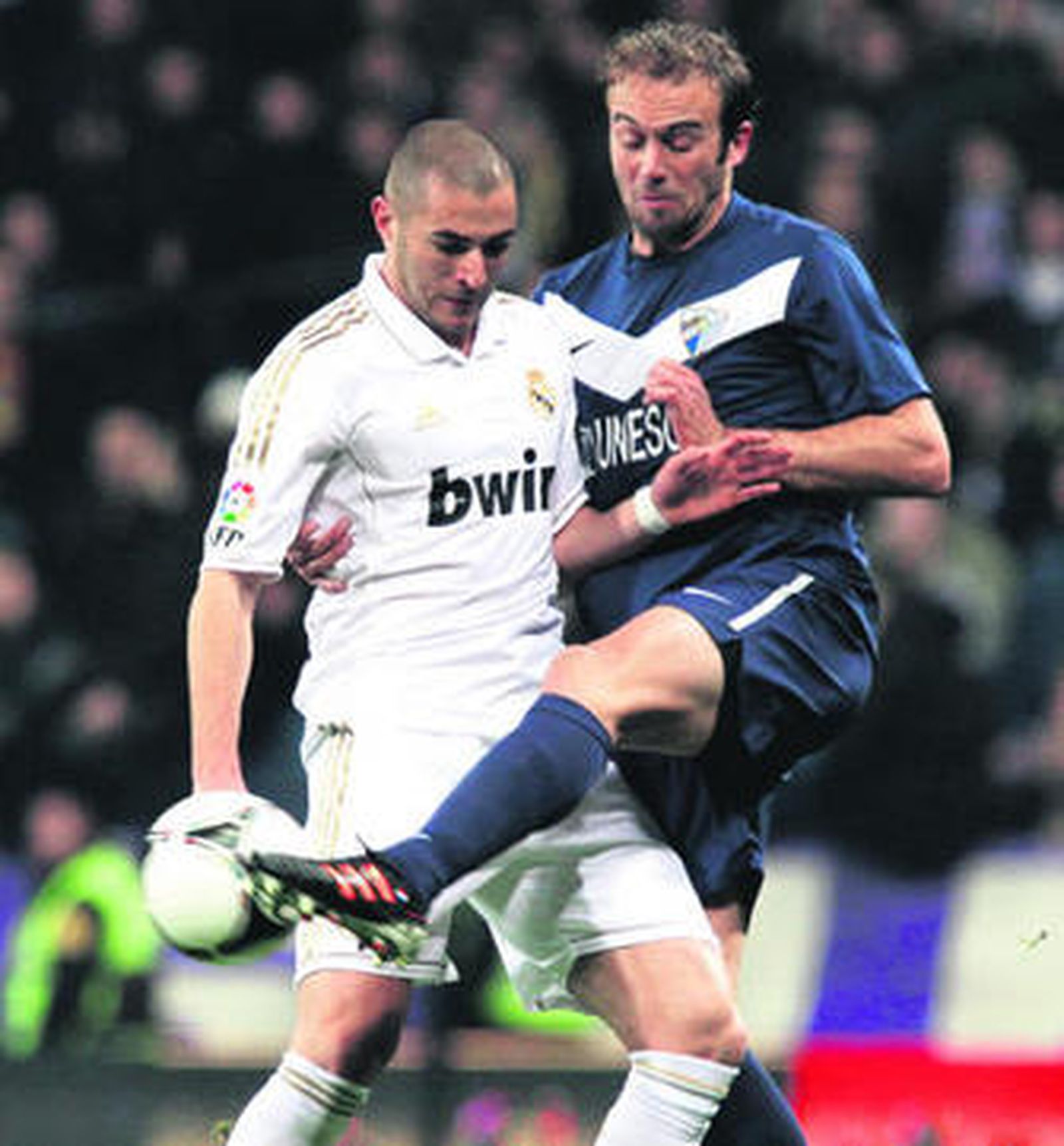 Mathijsen se estira para arrebatar la pelota a Benzema.