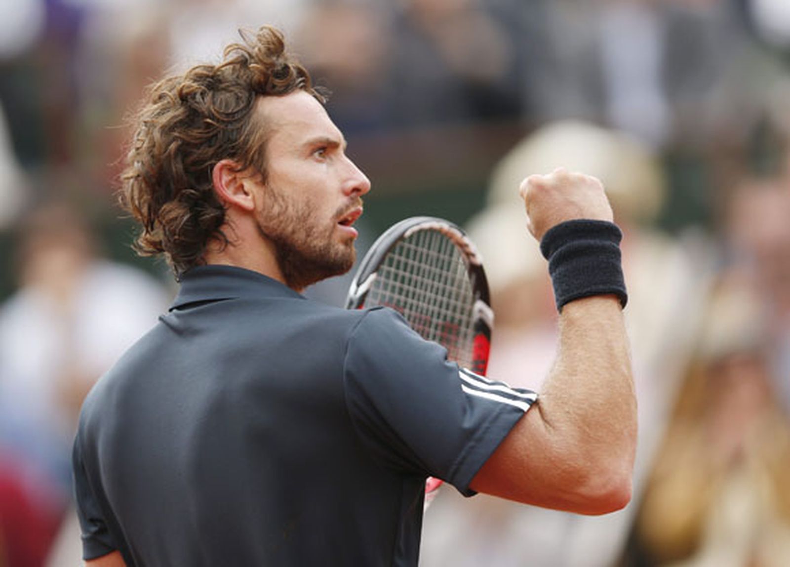 Gulbis tumba a Federer; Djokovic se pasea ante Tsonga