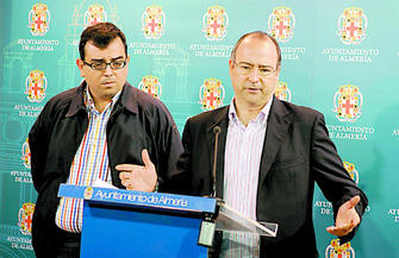 El alcalde de Almería, Luis Rogelio Rodríguez-Comendador anuncia una querella criminal contra Segura Vizcaíno por injurias.