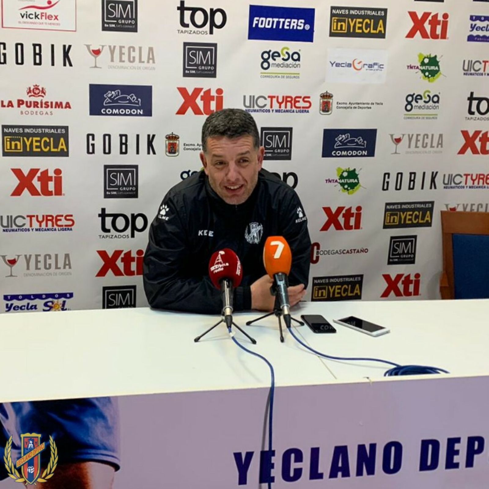 Sandroni, técnico del Yeclano, en rueda de prensa.