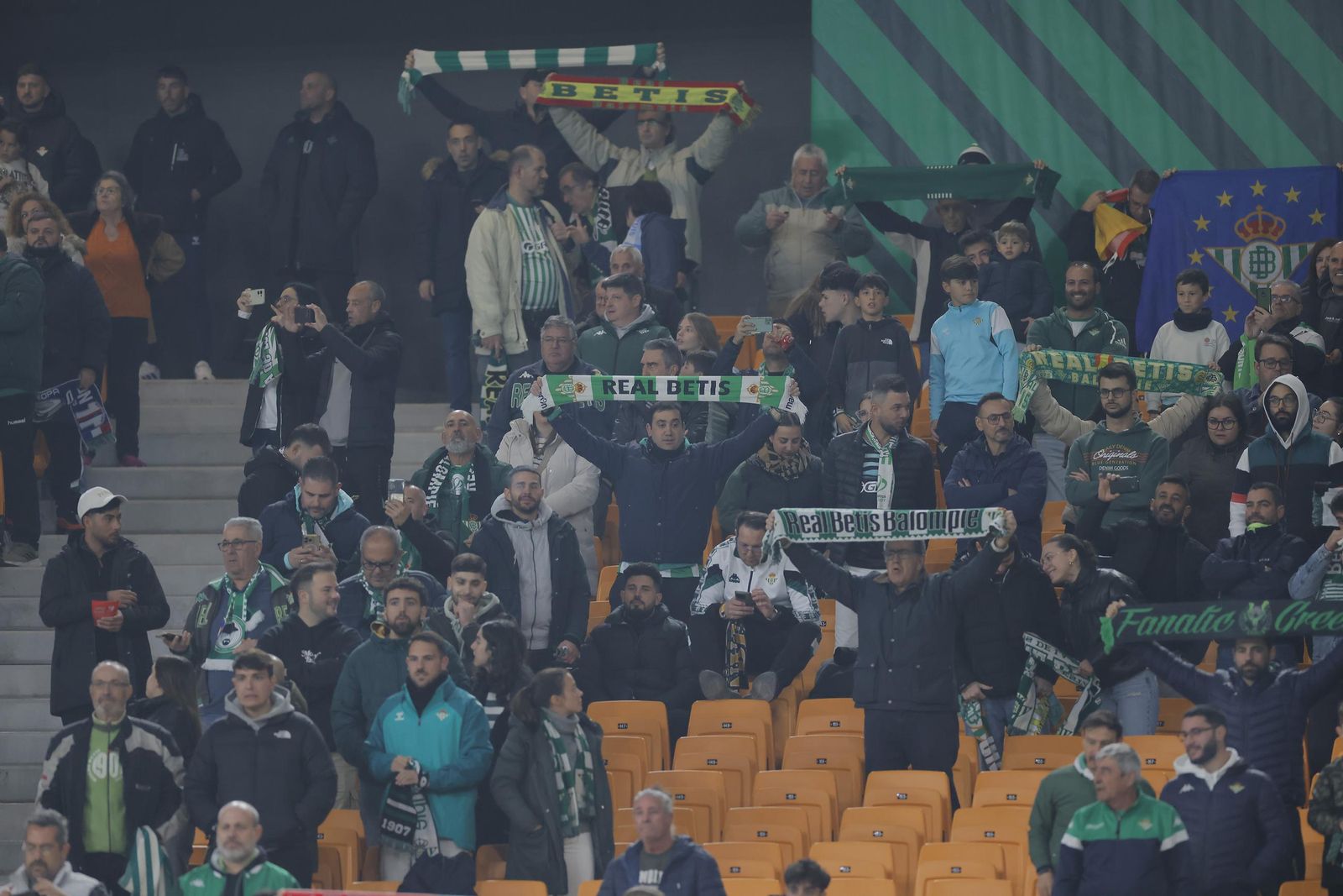 Búscate en las fotos del Betis - Utrecht