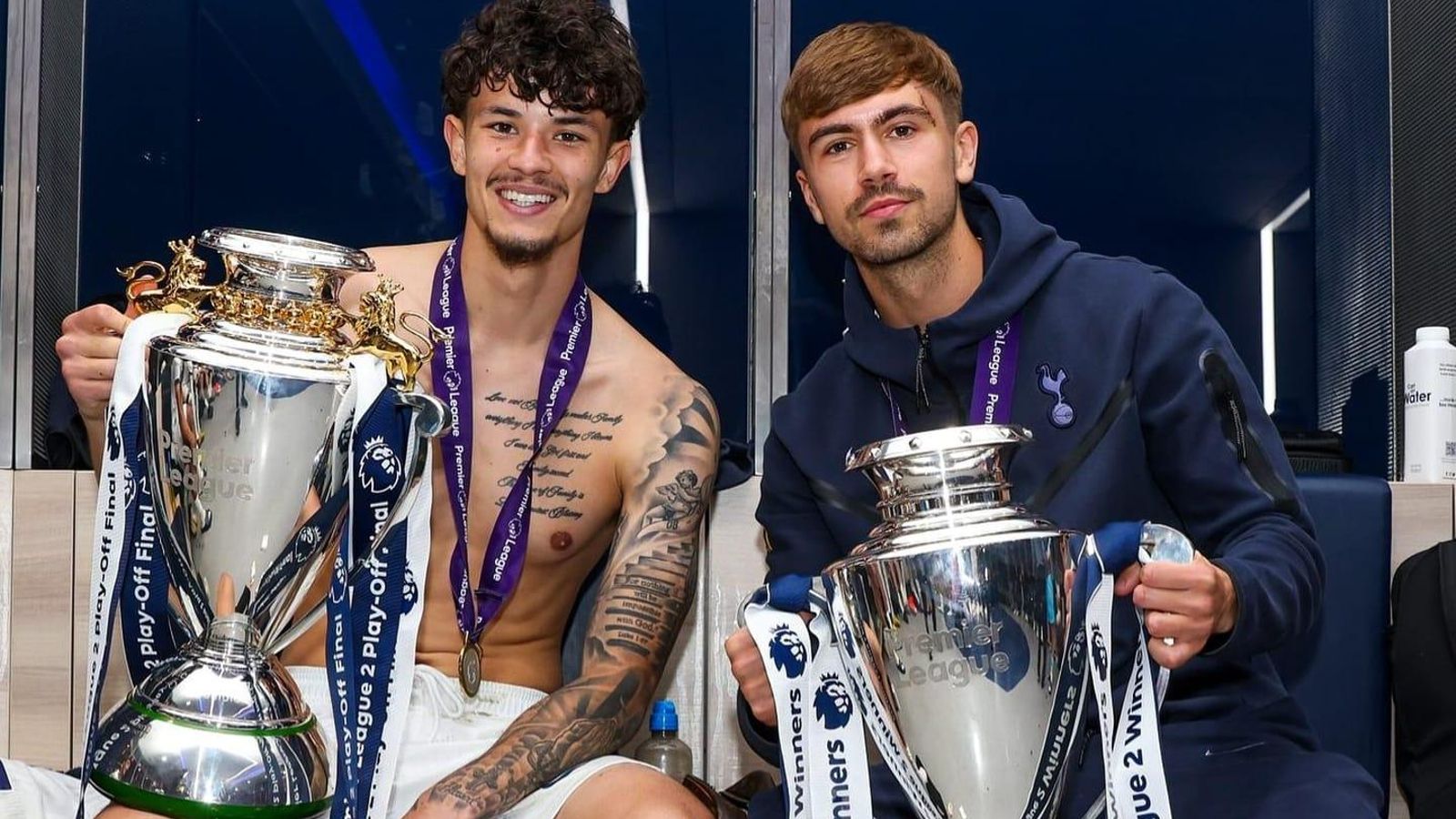 Jude Soonsup-Bell, a la izquierda en la imagen, posa con un compañero en el vestuario del equipo reservas del Tottenham Hotspur. Jude Soonsup-Bell, a la izquierda en la imagen, posa con un compañero en el vestuario del equipo reservas del Tottenham Hotspur.