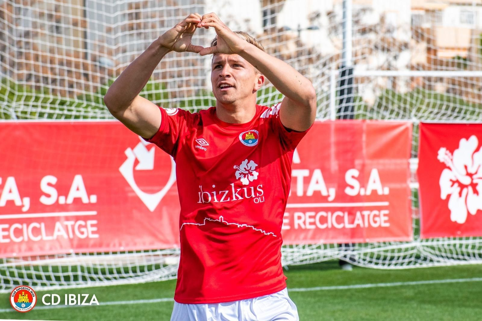 Gianluca Simeone celebra uno de sus goles con el Ibiza.