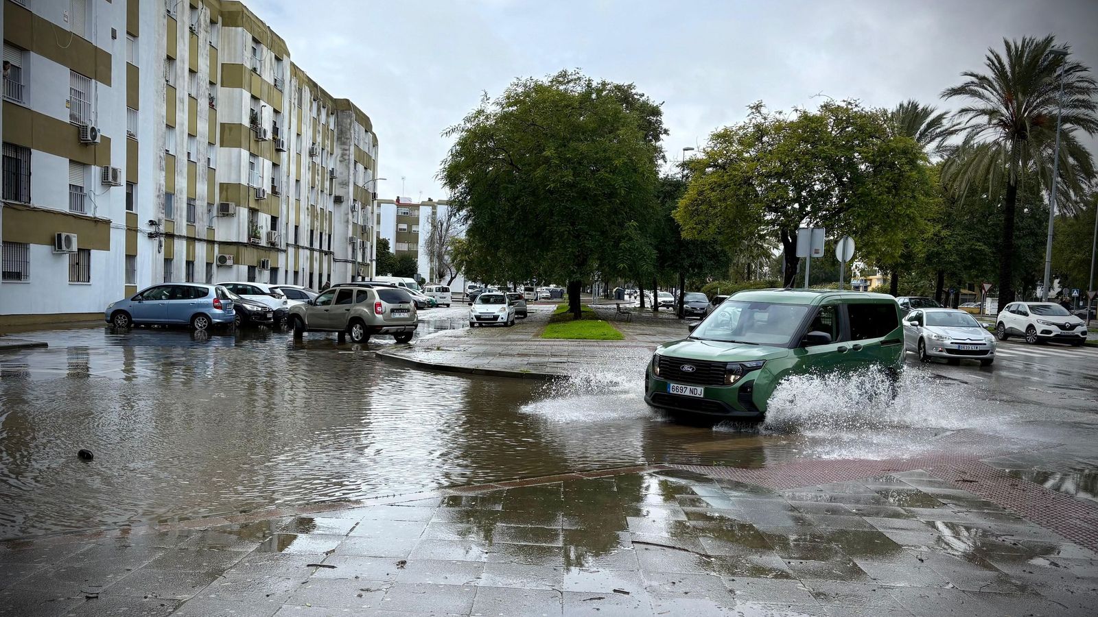 Agua acumulada esta mañana en la barriada La Granja.