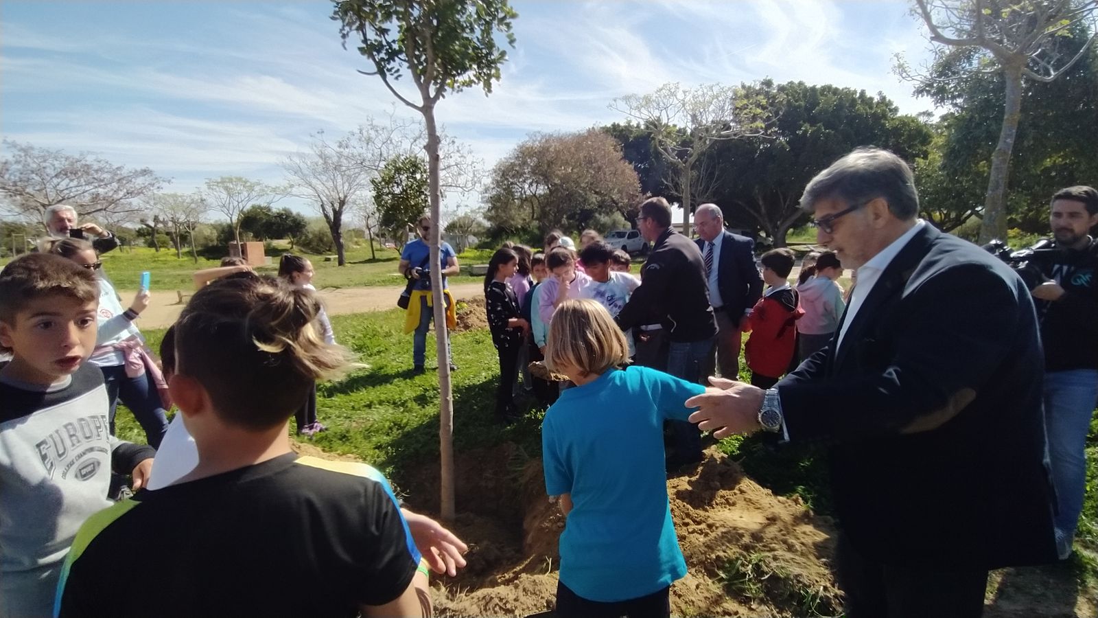 Así ha sido la plantación de árboles en el Cerro por alumnos del colegio Camposoto
