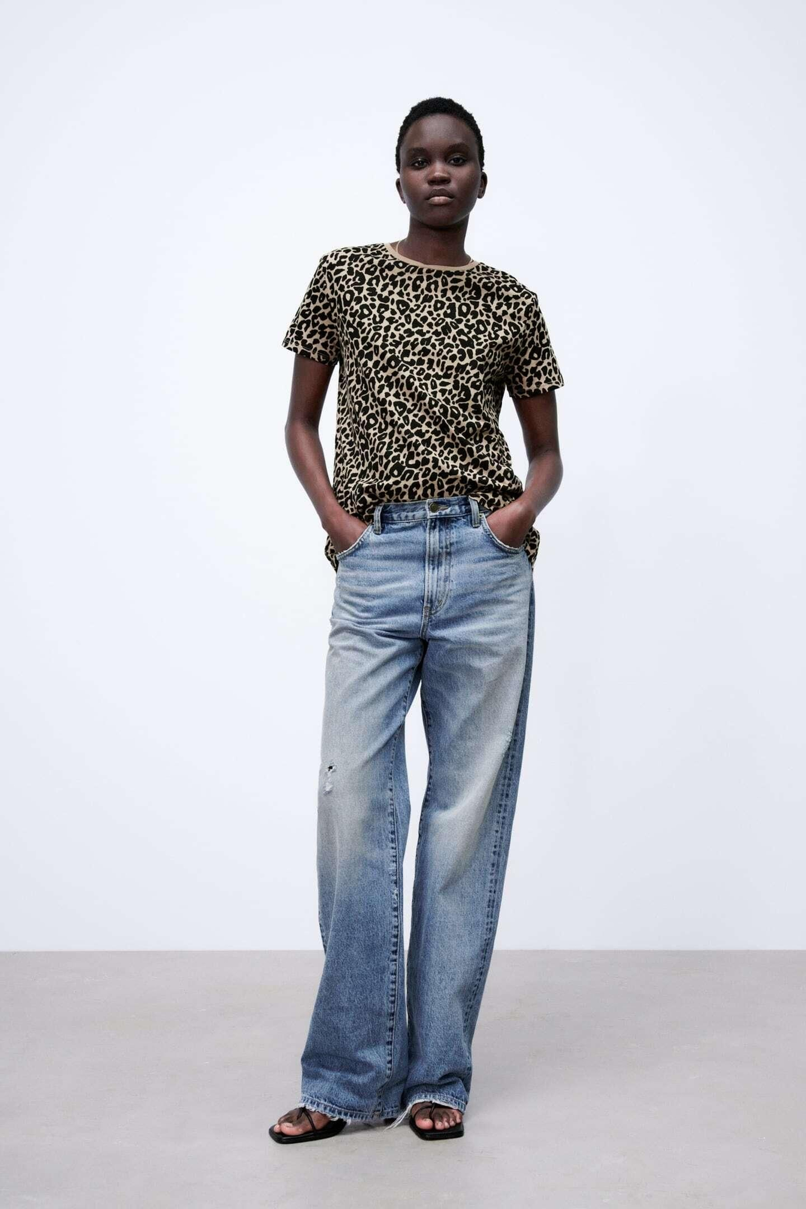 Camiseta en animal print de Zara.