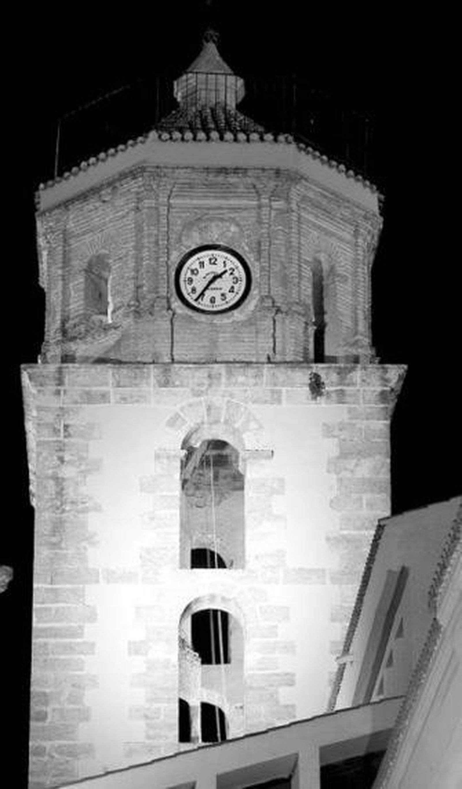 Detalle de la iluminación exterior del templo dedicado a San Nicolás.