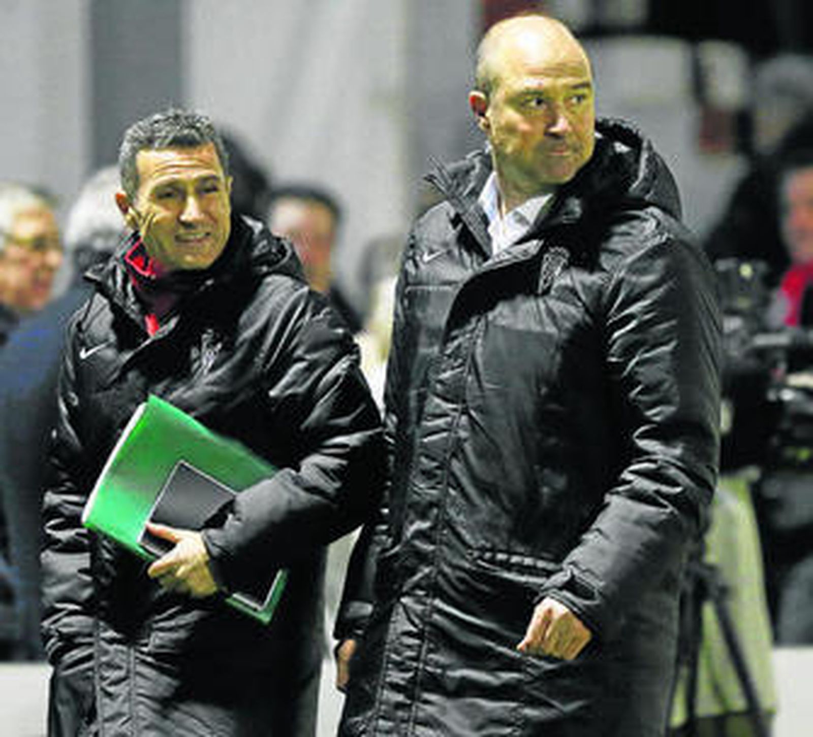 Rafa Berges abandona el estadio de Anduva en compañía en compañía de Rafa Reyes.