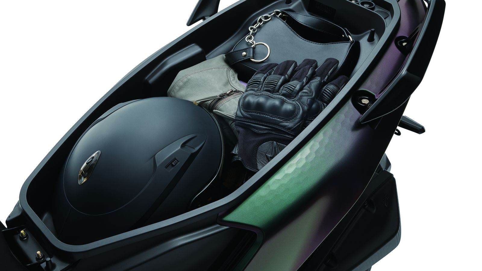 Bajo el asiento cabe un único casco, aunque aún sobra algo de espacio para pequeña impedimenta.