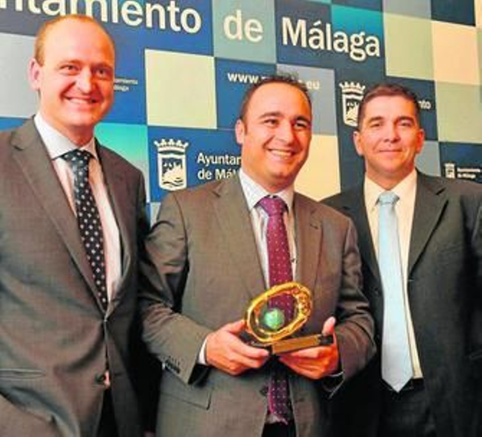 Mario Cortés, en el centro, junto a varios responsables del Cemi. Mario Cortés, en el centro, junto a varios responsables del Cemi.