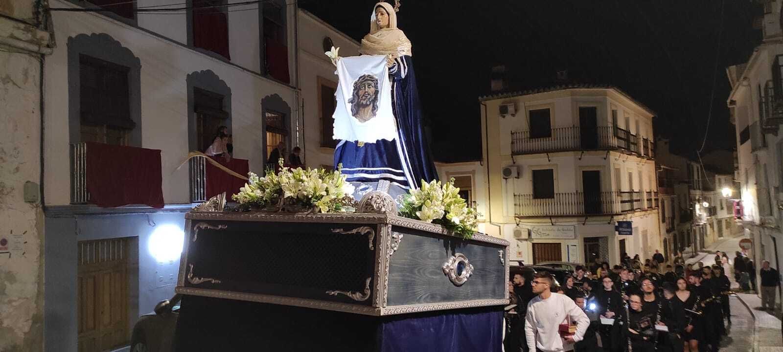 Miércoles Santo en Iznájar: La colorida procesión del Cristo Amarrado a la Columna, en imágenes