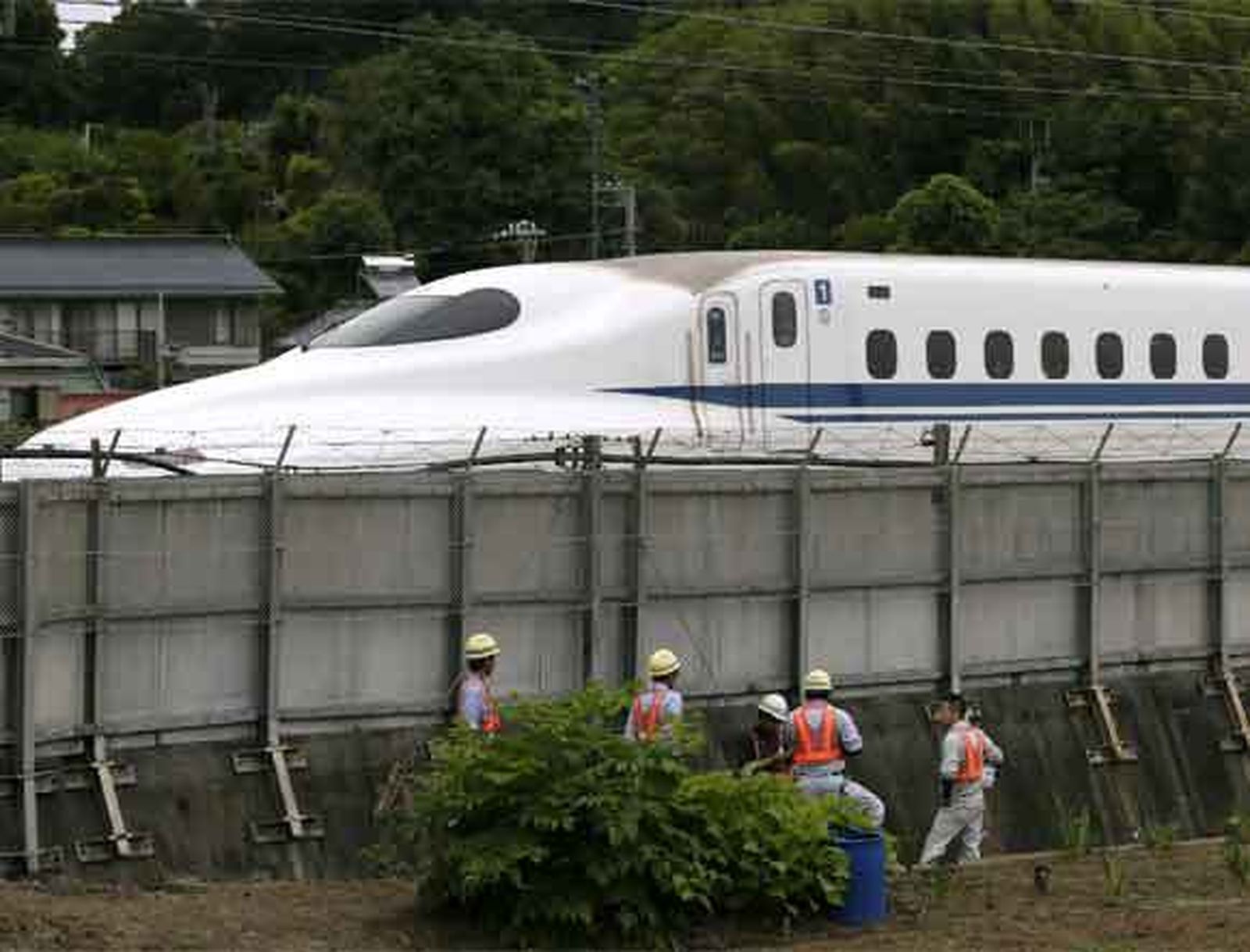 Dos muertos tras prenderse fuego un pasajero en un tren bala japonés
