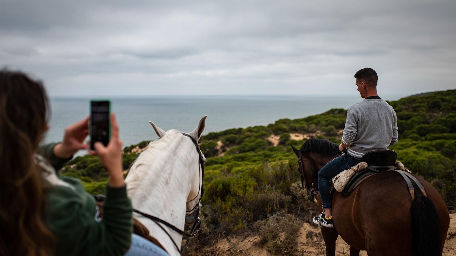 Usuarios hacen una foto para capturar las vistas que ofrece Doñana