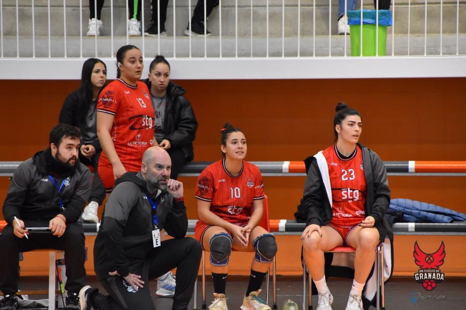 El banquillo granadino durante el encuentro.