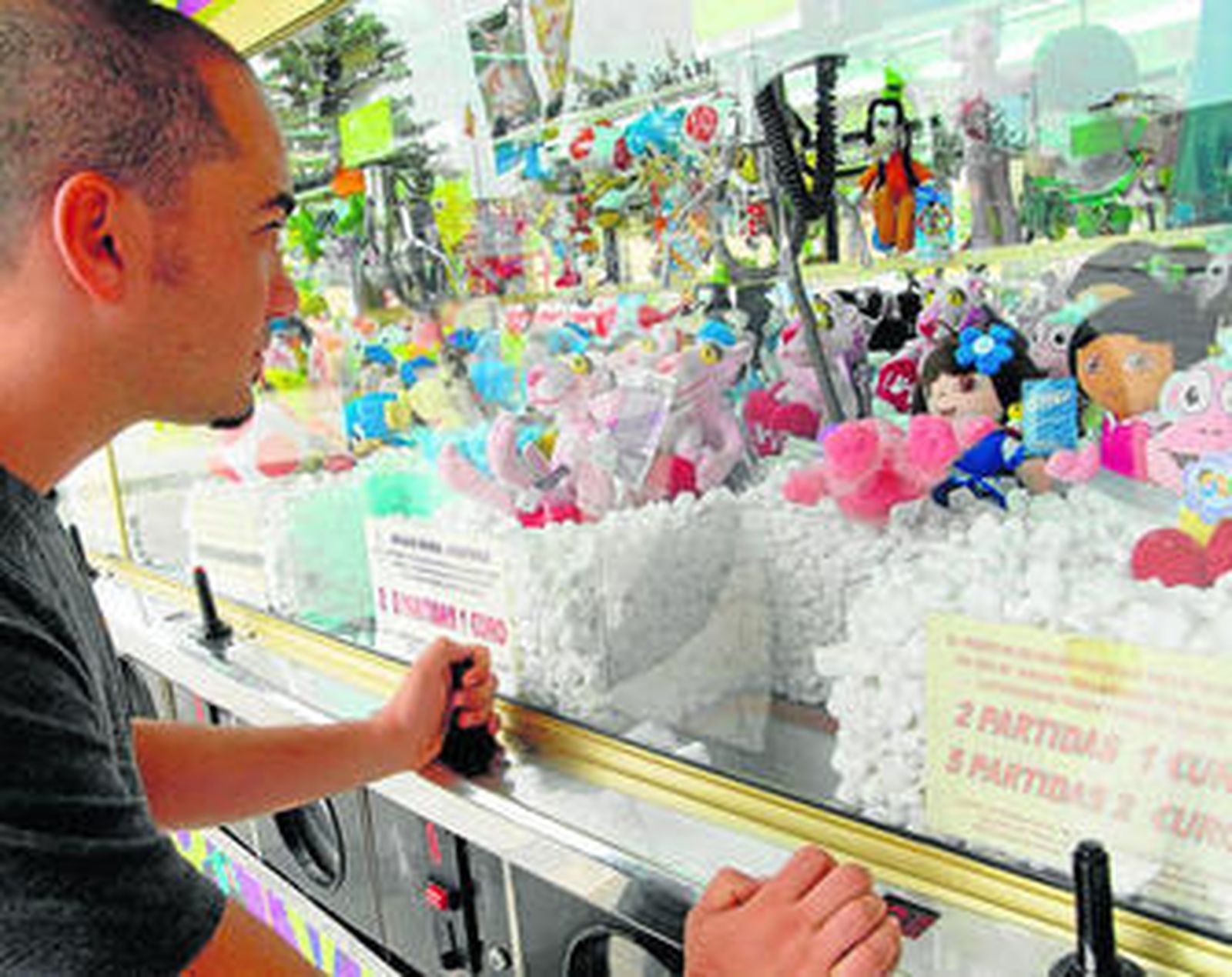 Las rifas conocidas como las 'grúas' son uno de los atractivos de los cacharritos.