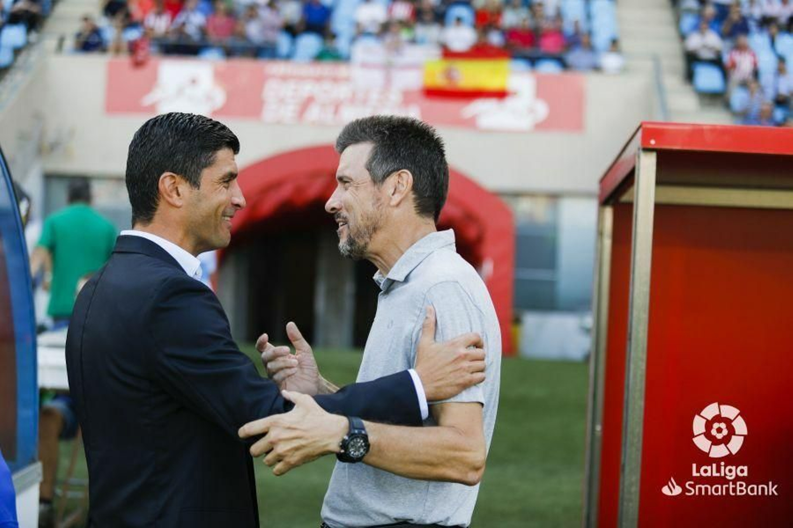 Pedro Emanuel y Juan Carlos Unzué dialogan antes del partido en el Mediterráneo