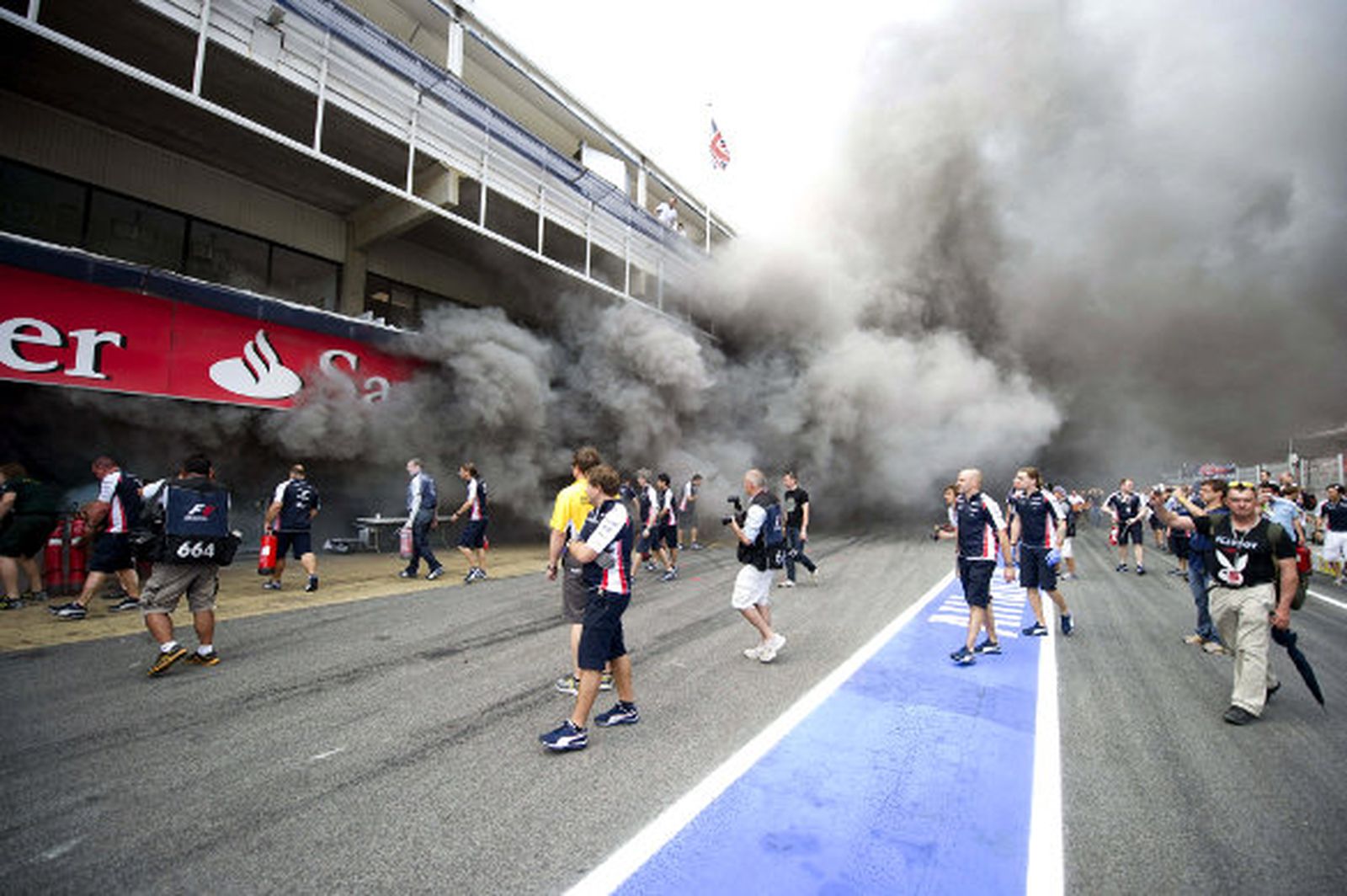 Un herido grave tras arder el 'box' de Williams