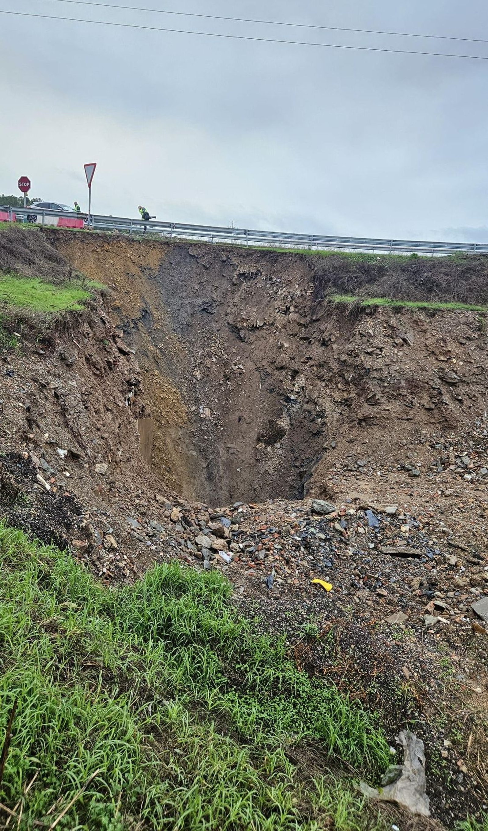 Socavón junto a la A-476, en Nerva.