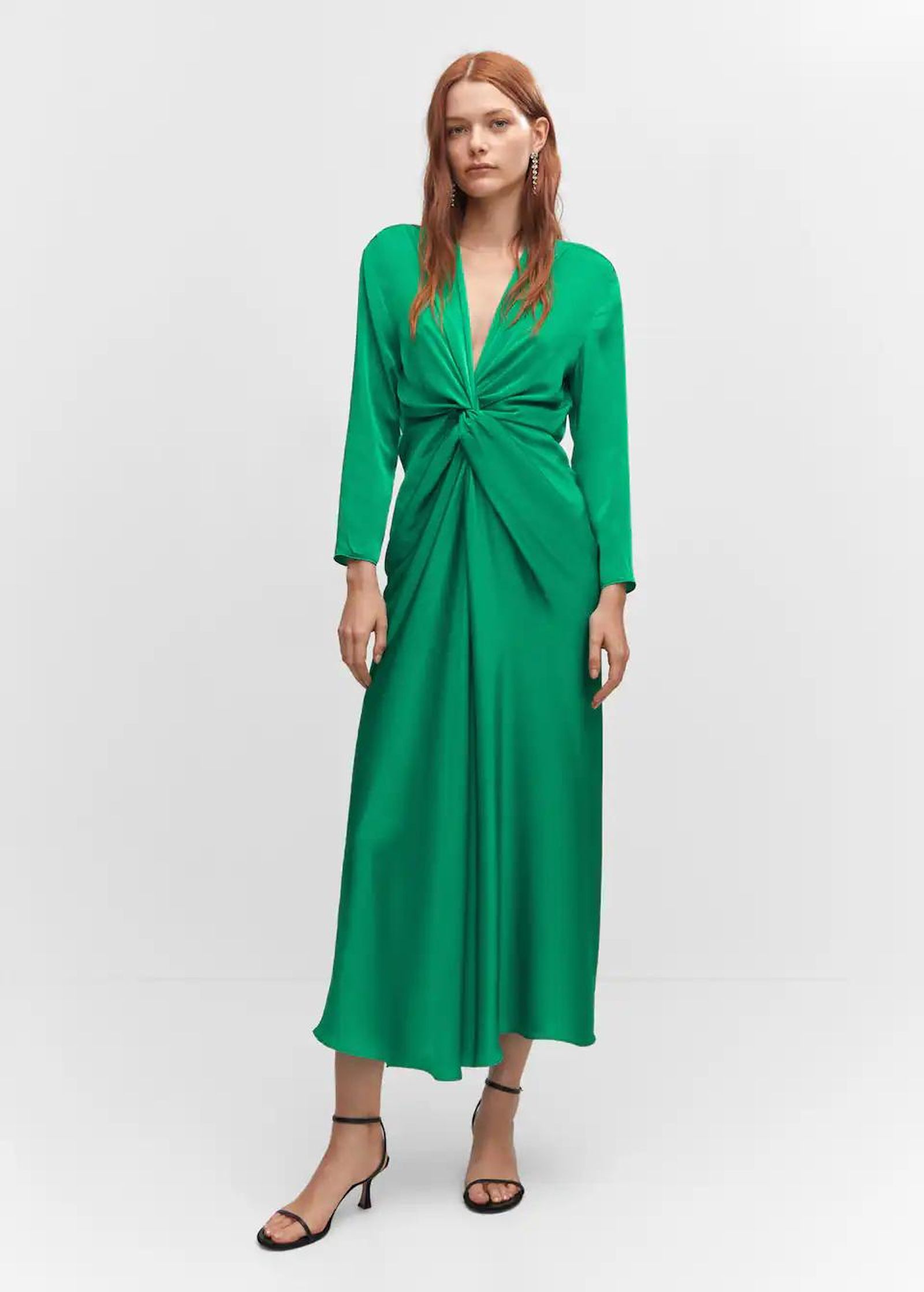 Vestido satinado de Mango.