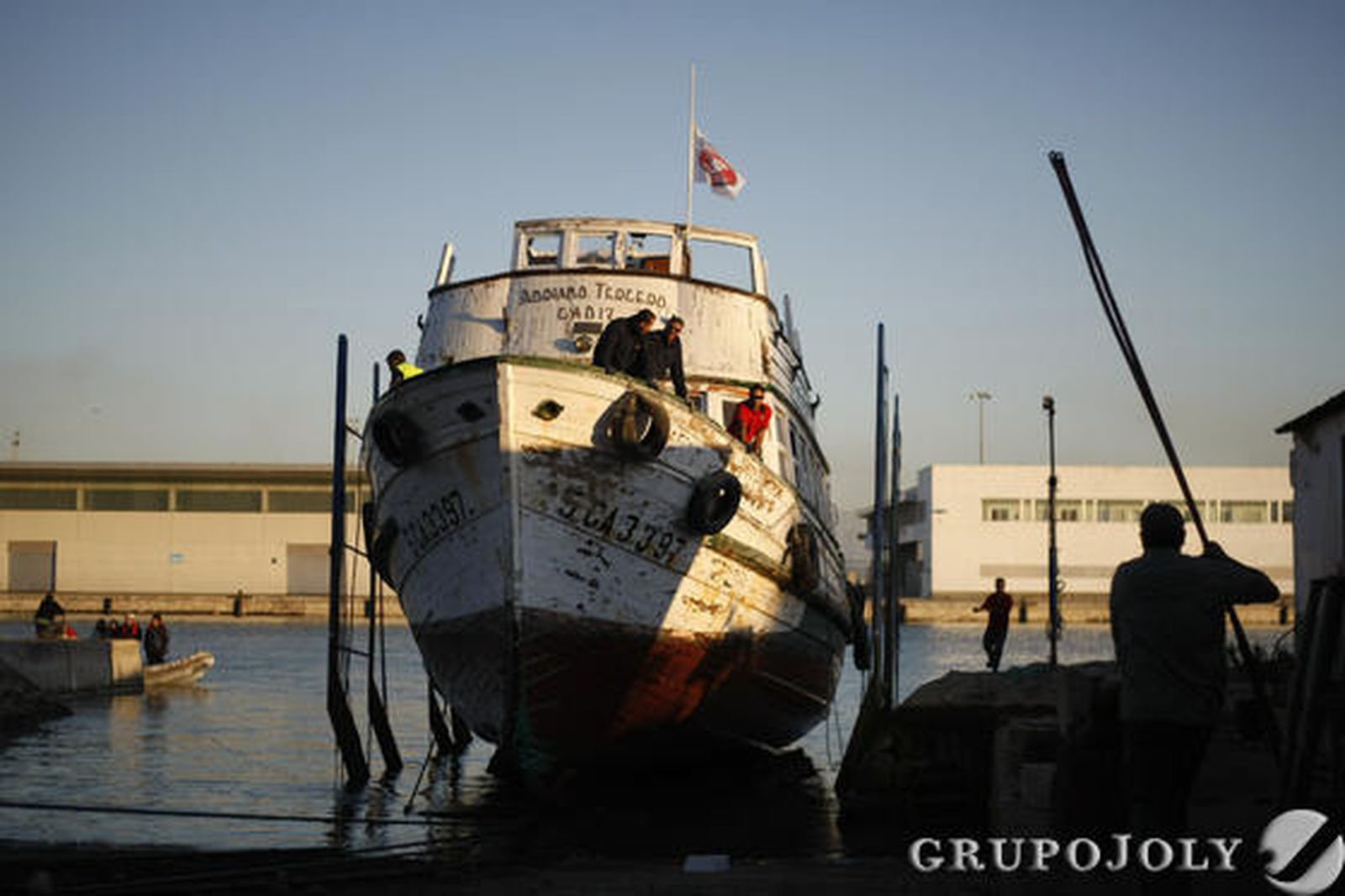 El Adriano III regresa al varadero de El Puerto, donde será reparado para su puesta en funcionamiento en marzo de 2012.

Foto: Fito Carreto