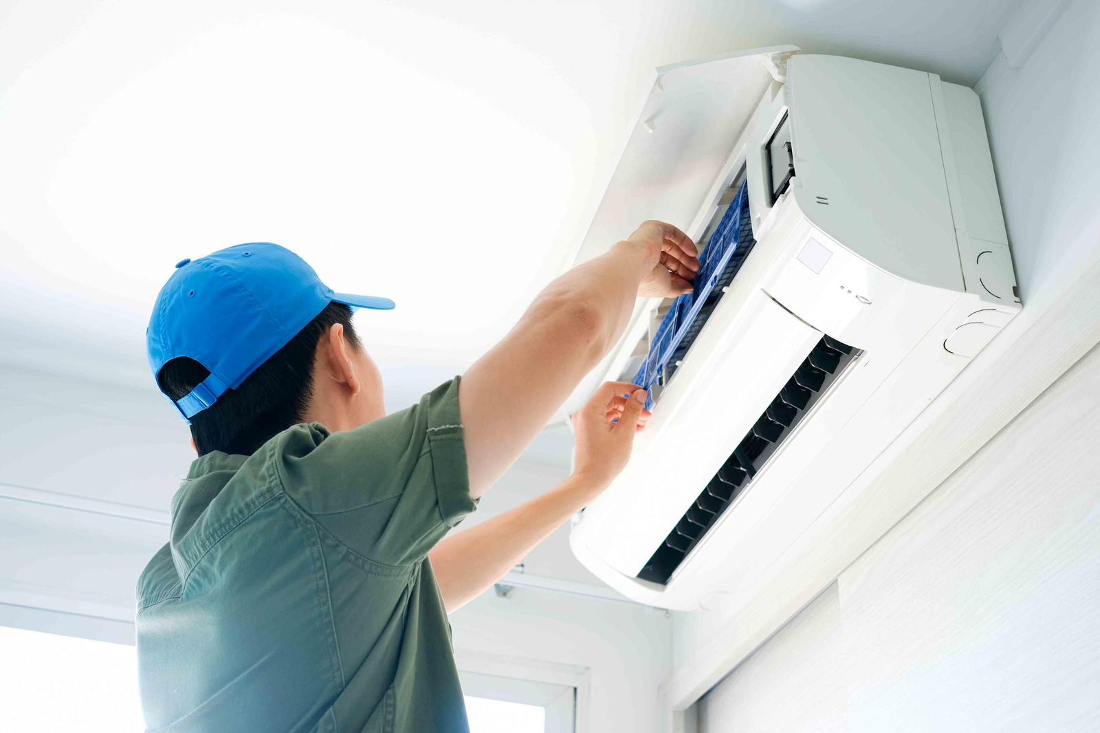 Un instalador mirando un aire acondicionado