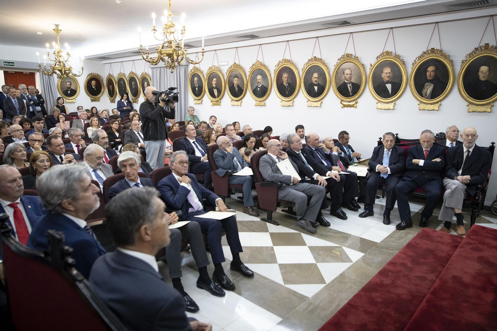 Botones de oro y lazo (15191042).jpg